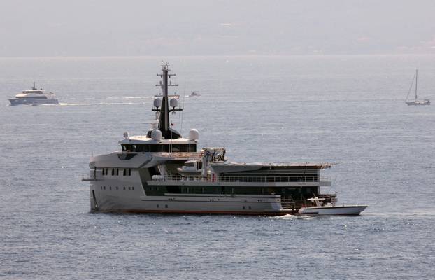 Jahte Jeffa Bezosa, Kora i Abeona, usidrene ispred Čiova