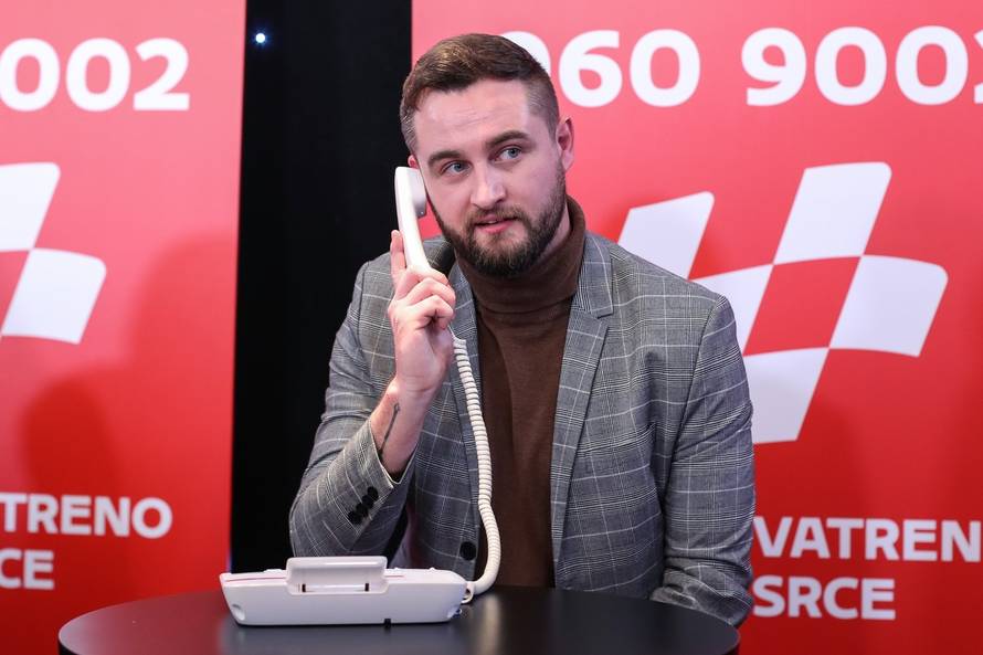 Zagreb: Poznati na humanitarnoj večeri Vatreno srce u call centru primali pozive građana