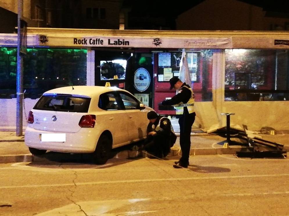 Autom uletjela u kafić, četvero ozlijeđenih, jedan čovjek mrtav