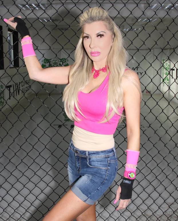 FOTO 'Bila sam muškobanjasta, ali uložila sam u izgled i sada sam savršena poput Barbie!'