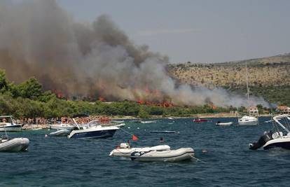 Požar prijetio kućama, tri vatrogasca su ozlijeđena