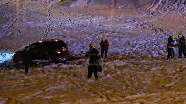 24sata na Cmroku. Vatrogasci izvlače Mercedes koji je zapeo u snijegu: 'Ovo je baš apsurd...'