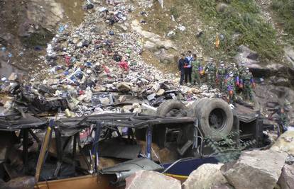 Nepal: Bus pao 200 m niz liticu u rijeku, 30 mrtvih