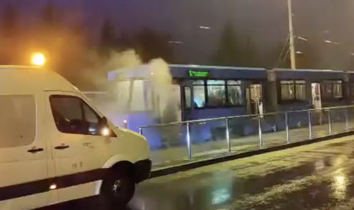 VIDEO Na Prečkom se pokvario tramvaj, sukljao je gusti dim