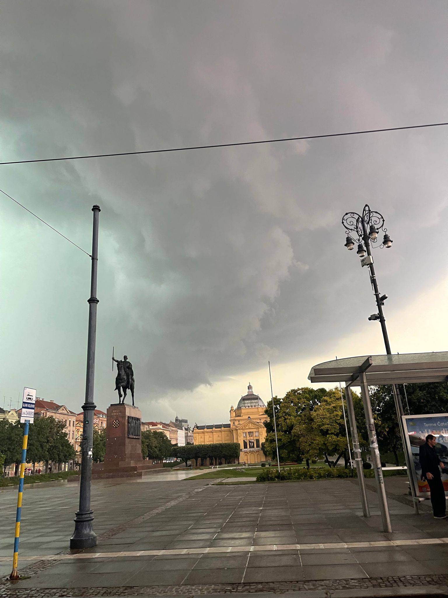 Snimke iz Zagreba: Počelo je jako puhati, kiša nam probija ispod prozora, pada i tuča i led!