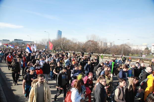 Studenti iz Beograda krenuli pješice za Novi Sad, okupili se ispred Fakulteta dramskih umjetnosti