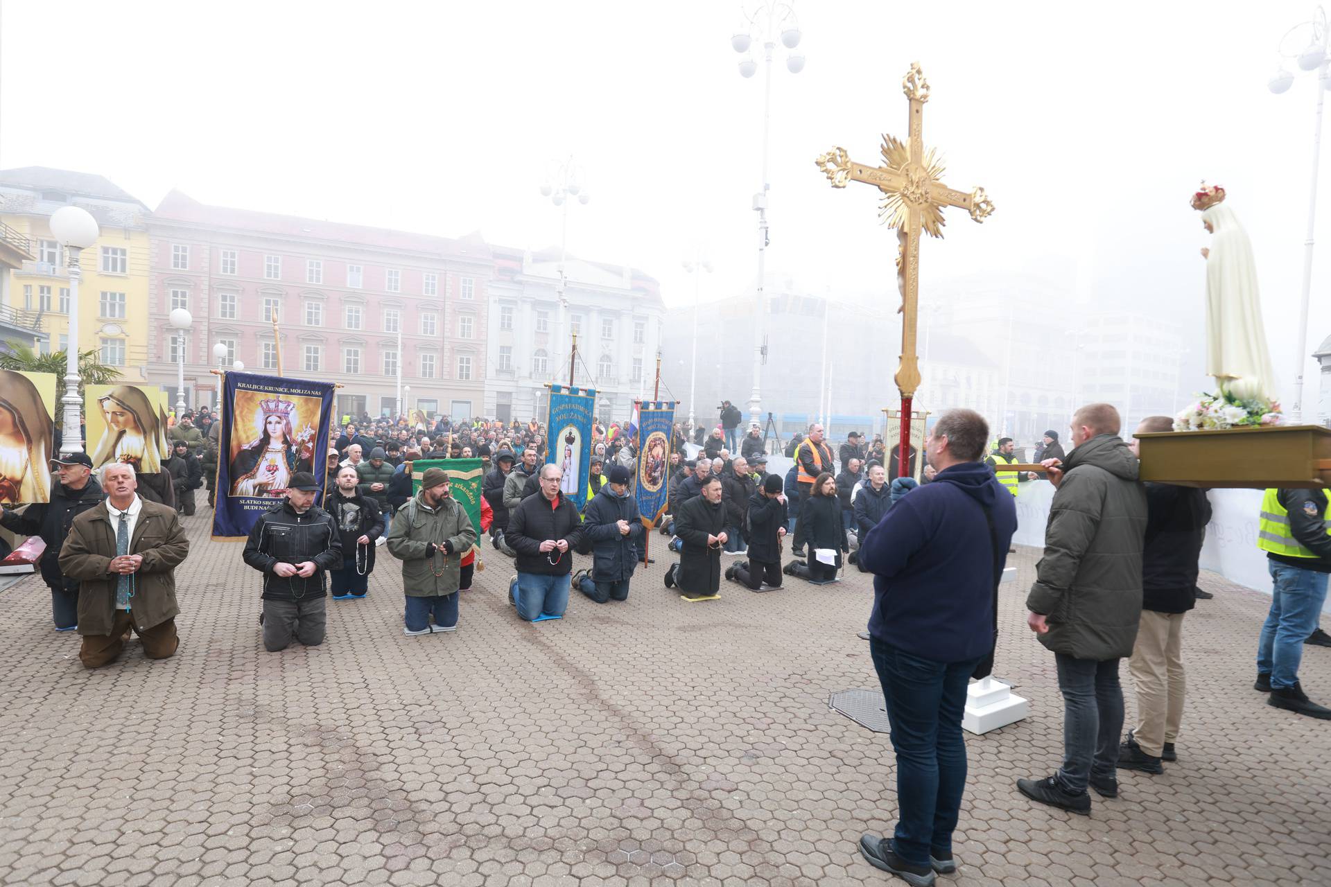 Molitelji od ranih jutarnjih sati kle?e na Trgu bana Josipa Jela?i?a, do?ekao ih je kontraprosvjed