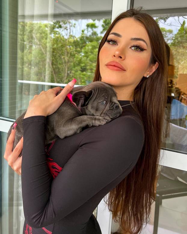 FOTO Lijepa Claudia iz Brazila nevjerojatno sliči Megan Fox, a prati je osam milijuna ljudi
