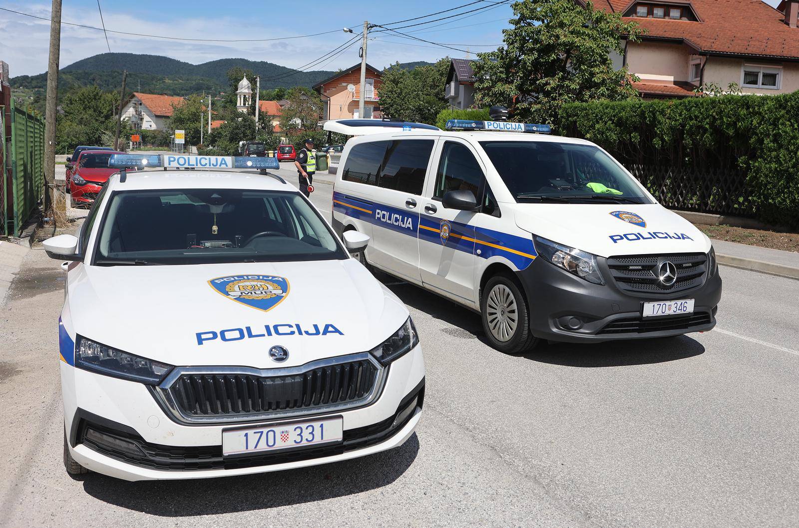 Krapina: Vozač automobila se zabio u ljude i parkirana vozila ispred trgovine