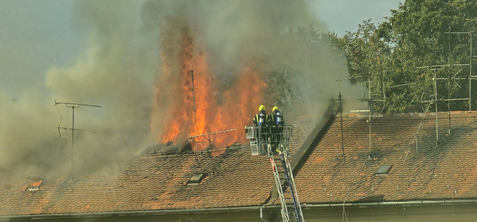 VIDEO 24sata na mjestu požara: Gorjele šupe pune starih stvari