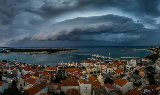 GALERIJA Crni oblaci nad Novaljom: Ovako je izgledao dolazak olujnog nevremena...