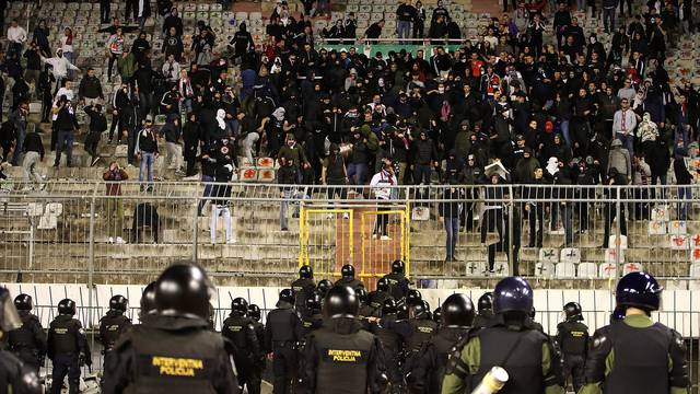 Kaos na Poljudu: Torcida upala na teren, igra?i pobjegli u tunel! Specijalci tjerali huligane