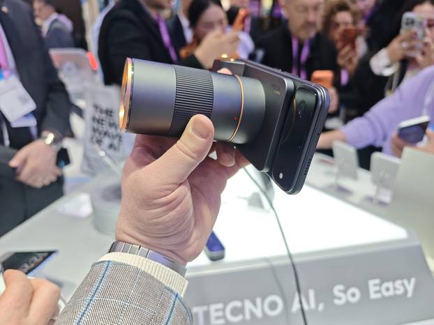 FOTO Robo-telefoni, futuristički gadgeti i mobiteli za ljubimce. Ovo su najluđi uređaji s MWC-a