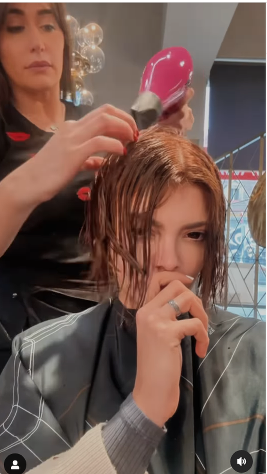 Žene joj kritiziraju frizuru, a Ella im poručuje: Pa muškarci se ne žale, a i ja sam sama sebi seksi!