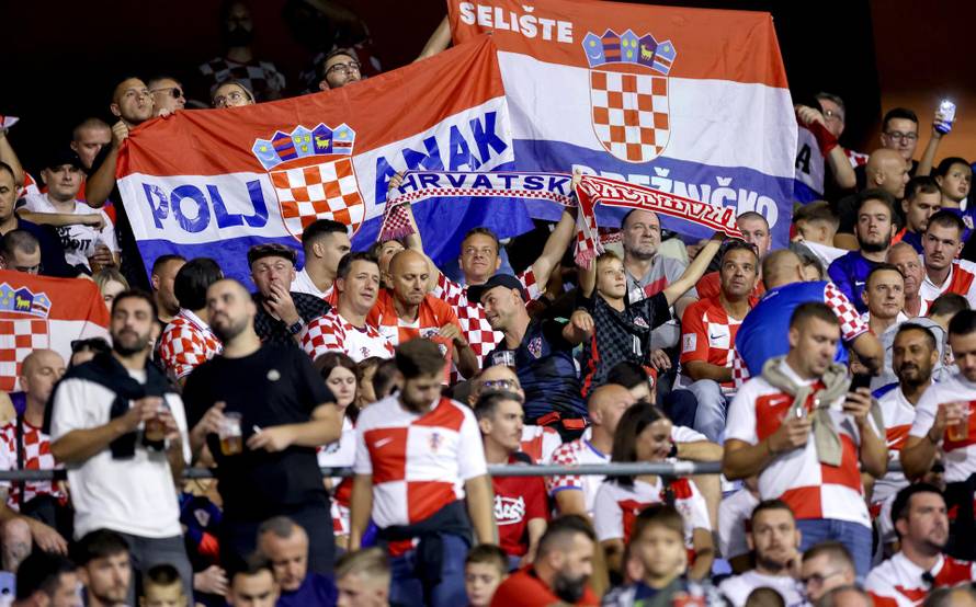 Atmosfera na tribinama tijekom susreta Hrvatske i Crne Gore u kvalifikacijama za Svjetsko prvenstvo