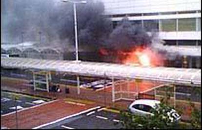 Panika u Britaniji nakon udara Jeepa u aerodrom