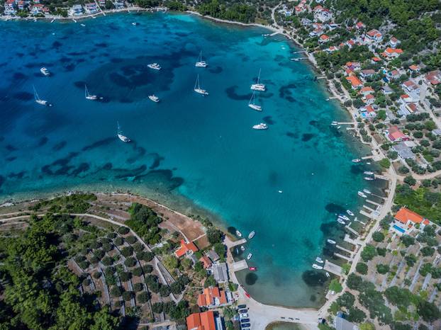 Pogled iz zraka na drevnu potopljenu cestu kod Korčule, po njoj su ljudi hodali prije 7.000 godina