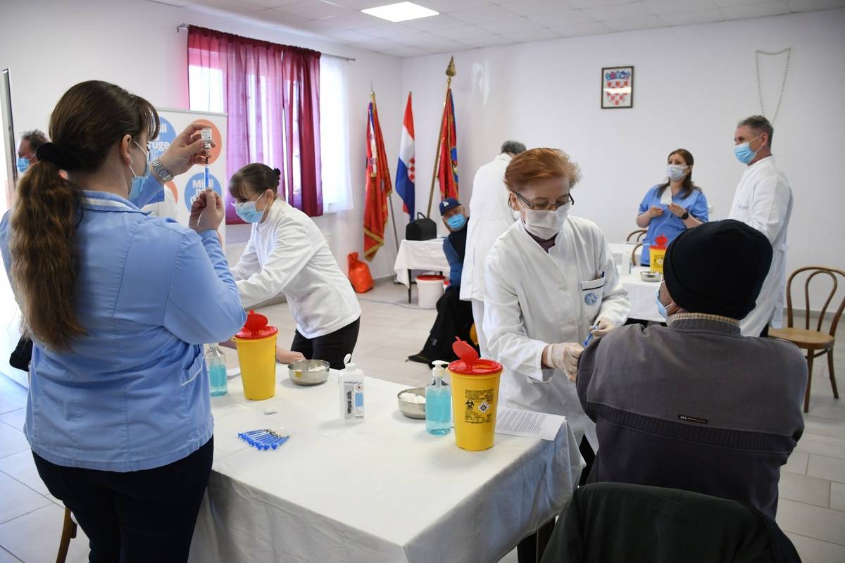 'Trombozu ćete prije dobiti od Covida, kontracepcijskih pilula ili aviona, nego od AstraZenece'
