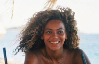 Beyonce prije nastupa odmara u bijeloj sobi krcatoj ružama...