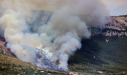 GALERIJA  Buktinju na Kozjaku još nisu lokalizirali. Vatru gasi 115 vatrogasaca i tri kanadera