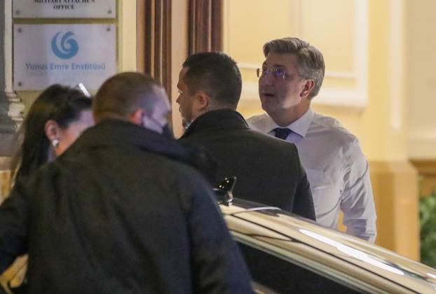 Andrej Plenković stigao u restoran Gallo u Hebrangovoj ulici gdje će se sastati s Emmanuelom Macronom
