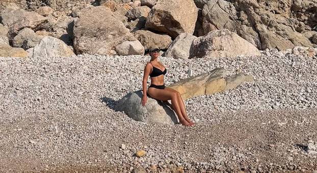 FOTO Georgina na ljetovanju izbacila bujne grudi, ali su svi gledali u ogromni dijamant