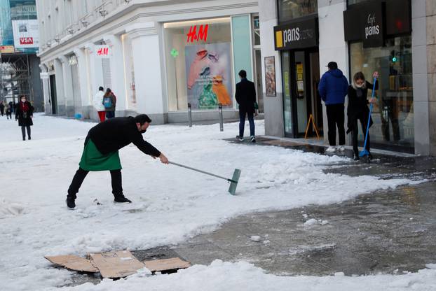 Heavy snowfall in Madrid