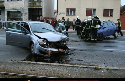 U sudaru dva Opela četvero je teško ozlijeđeno, beba kritično