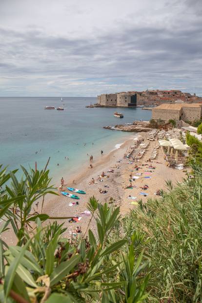 FOTO Zadnji trzaji ljeta: Nakon nevremena u Dubrovniku izašlo sunce, a s njim i brojni turisti