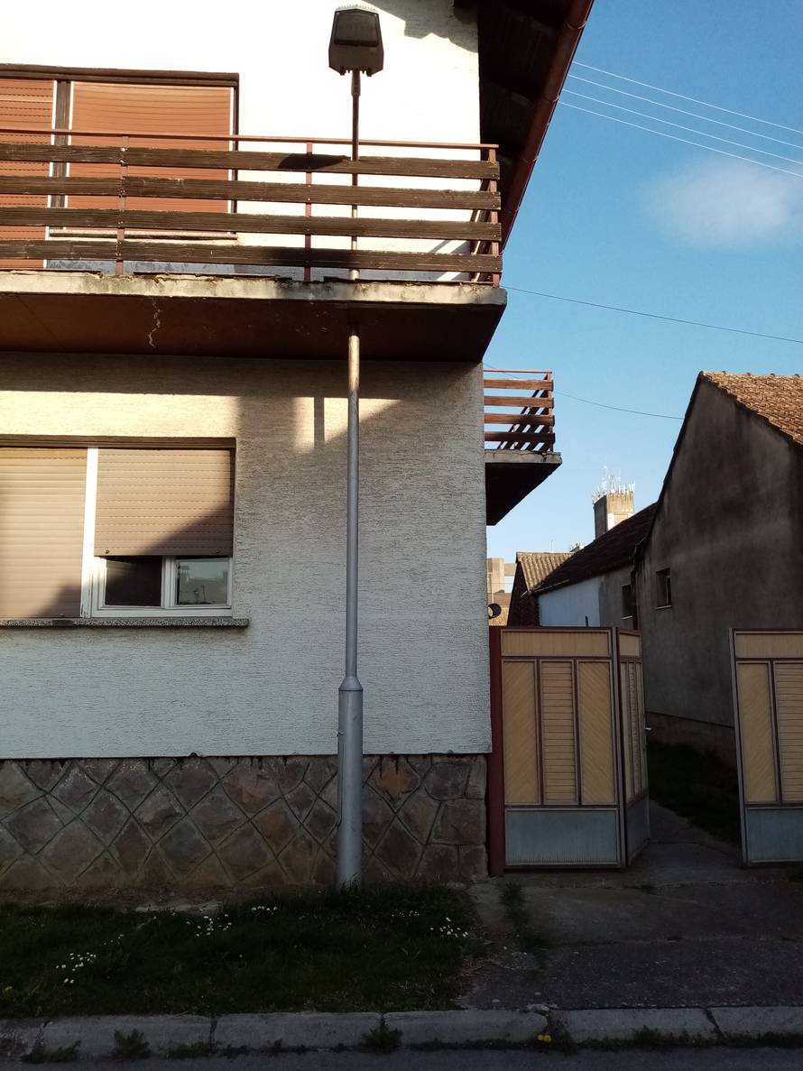 Kokoš ili jaje? Ma pustite to, u Đakovu imamo još veći misterij: Što je bilo prije, kuća ili stup?