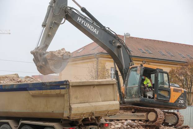 Zagreb: Rušenje stare kuće na raskrižju Selske, Ilice i ulice Sv. Duh u kojoj je nekada bila pekara Sveti Duh