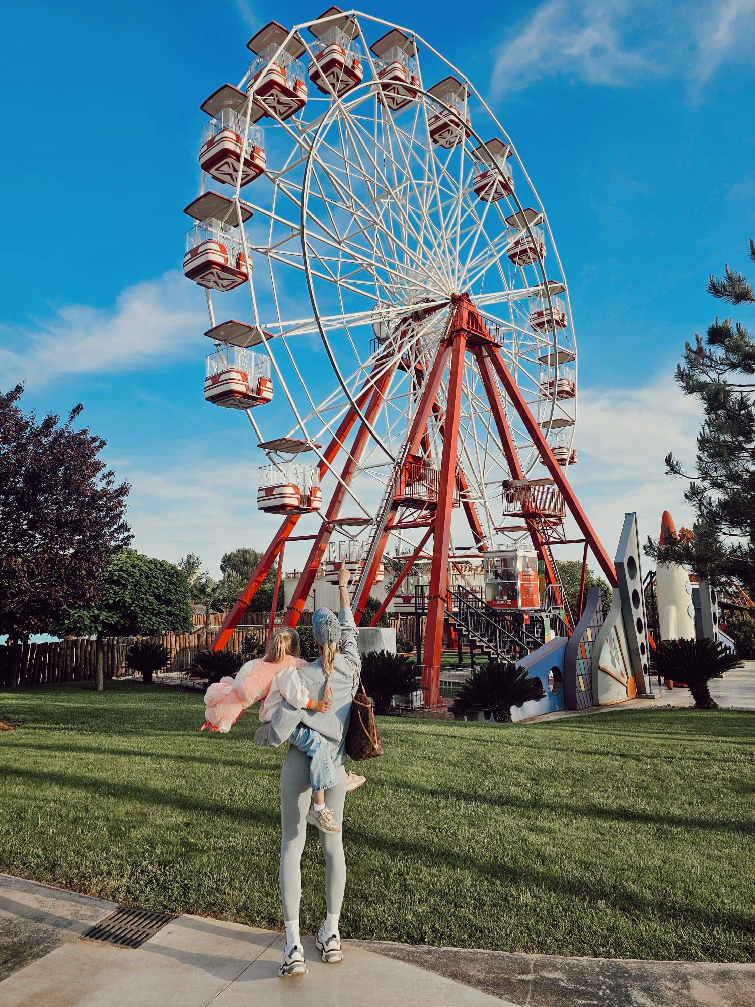 Svi su se okretali za jednom od naših najzgodnijih Hrvatica: U zabavni park izvela kćer i sina