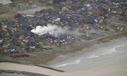 FOTO Pogledajte kako izgleda Japan dan nakon jakih potresa: Ruševine posvuda, izbili požari