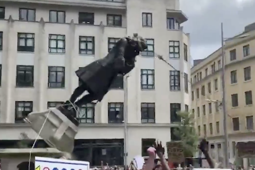 Prosvjednici u Britaniji srušili kip robovlasnika