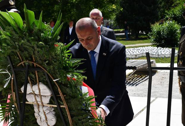 Slavonski Brod: Susret sjećanja na poginulu djecu u Domovinskom ratu "Mali križ - velika žrtva"