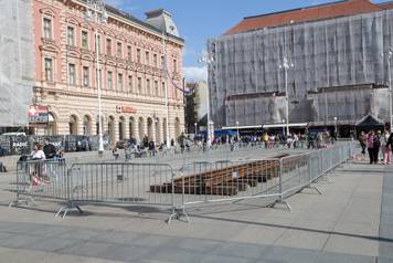 Zagreb: Na Trgu bana Josipa Jela&ccaron;i&cacute;a postavljene stare &zcaron;eljezni&ccaron;ke tra&ccaron;nice