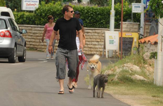 Srima: Bivši izbornik Slaven Bili? iskoristio slobodan dan za šetnju s k?eri i psima uz more