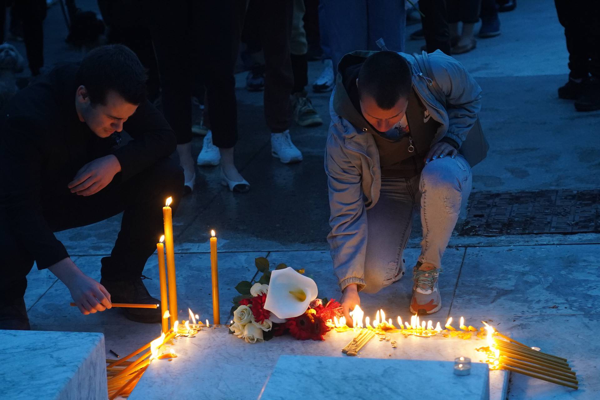 Beograd: Brojni građani pale svijeće na Cvetnom trgu za stradale u današnjem masakru