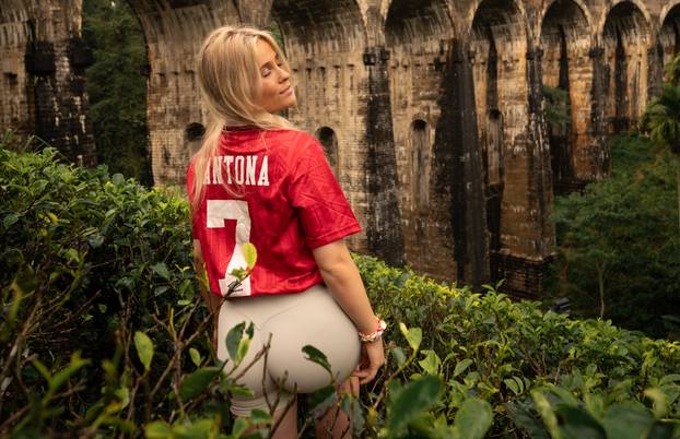 FOTO Ova 'crvena vražica' mami poglede i drugih navijača. Ili je u dresu, ili se fotka u bikiniju...