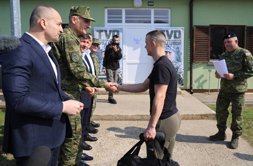 Ministar Anušić i general Kundid na prvom danu TVO-a na Slunju