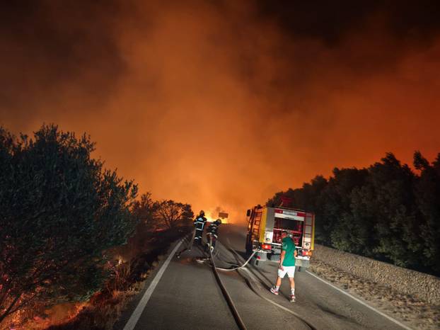 GALERIJA Pogledajte prizore borbe s buktinjom na Braču: Vatru gasilo čak 56 vatrogasaca