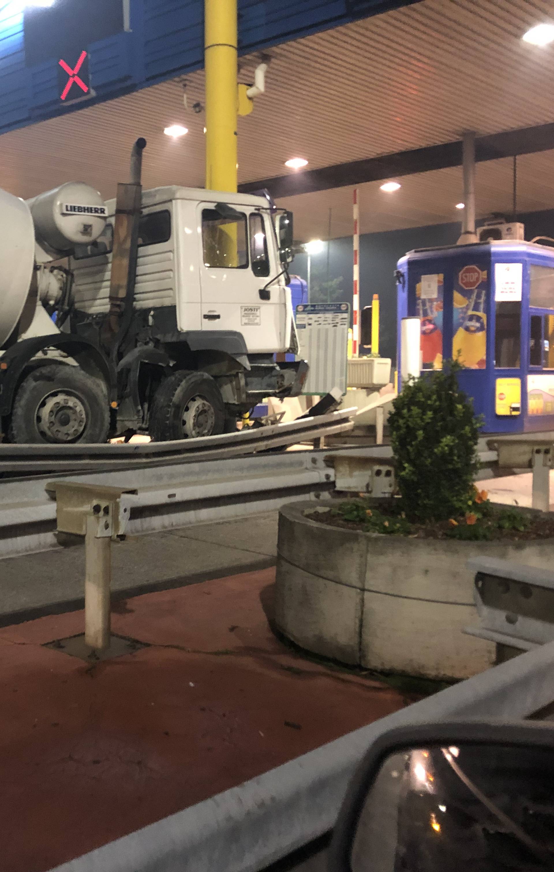 Mikserom za beton zabio se u naplatnu postaju kod Lučkog