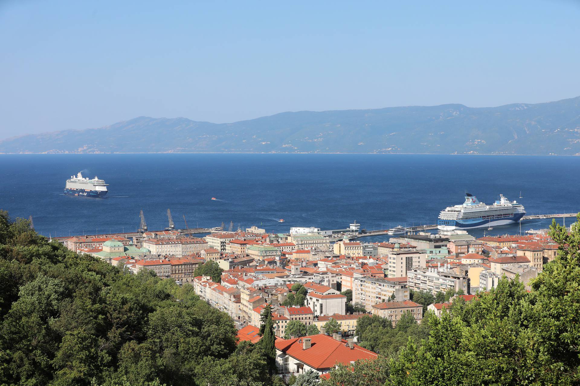 Kruzeri Marella Explorer 2 i Mein Schiff ispred riječke luke