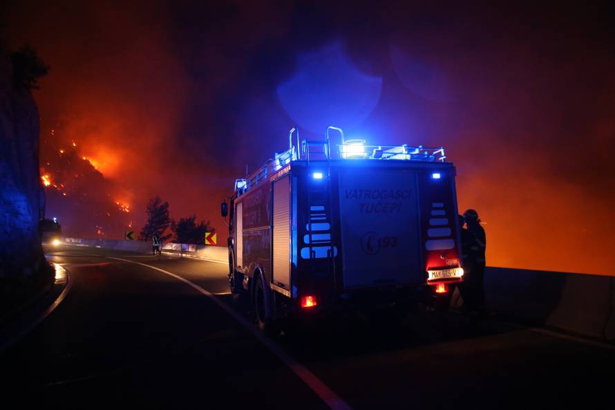 Zapalio travu uz prugu: Nisu mogli ugasiti vatru pa pobjegli