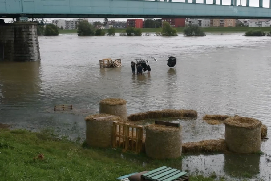 Zagreb: Djelatnici Green River Festa spašavaju opremu koja je potopljena u rijeci Savi