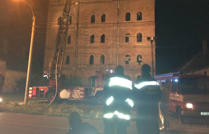 Vatra probila krovište starog mlina, intervenirali vatrogasci