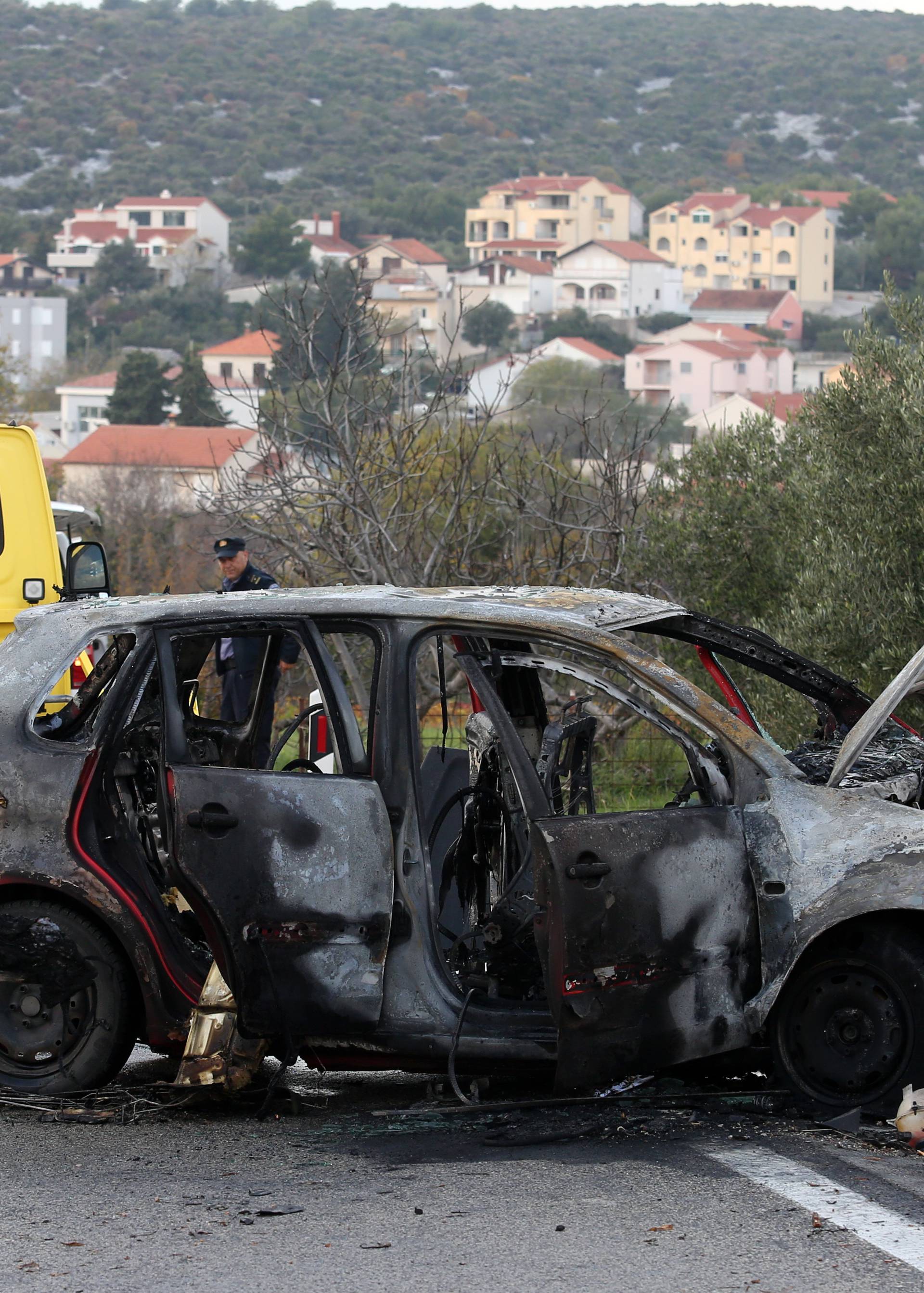 Strašan prizor u Tisnom: Auto završio u zidu pa cijeli izgorio