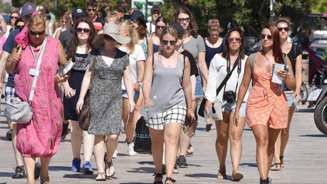 Šibenik: Mlade turistkinje šetaju rivom