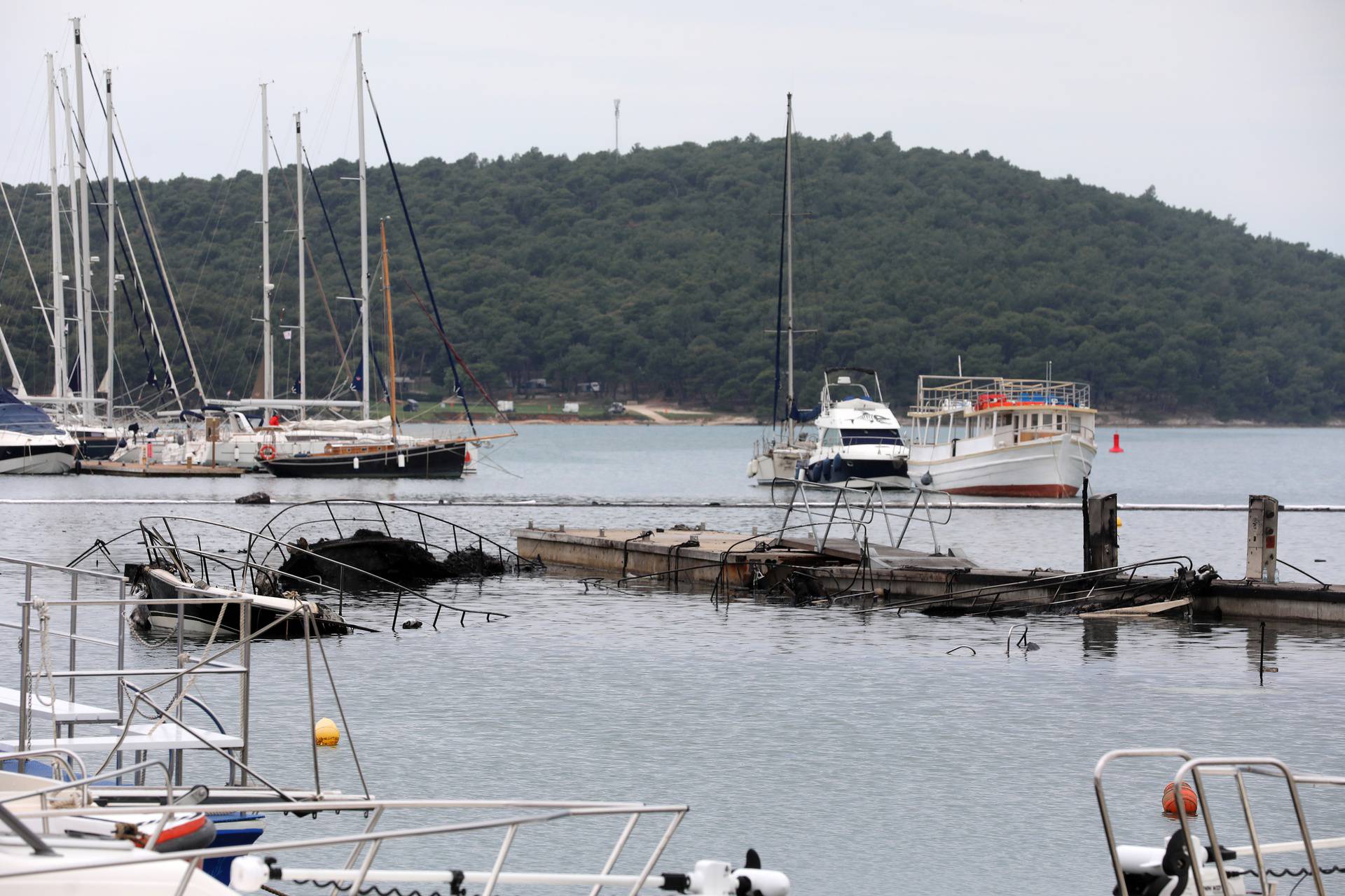 Medulin: Požar na brodovima u marini.