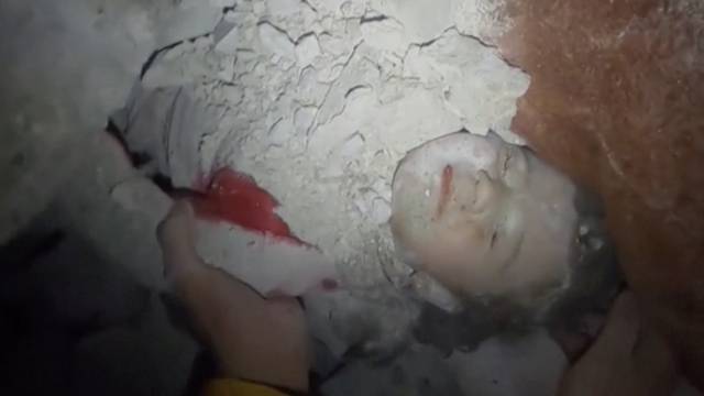 Nevjerojatan trenutak izvlačenja bebe iz ruševina u Alepu nakon razornog potresa